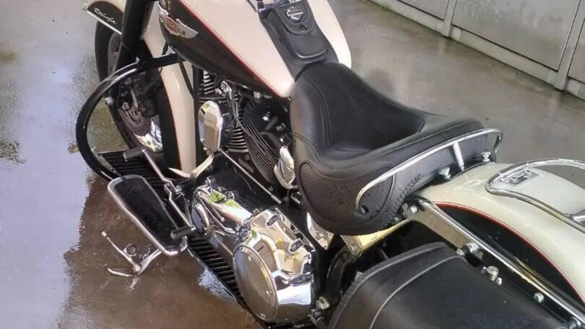 Harley-Davidson 1690 Deluxe ABS (2011 - 16) - FLSTN  (5)