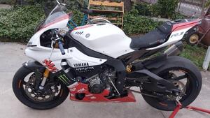 Yamaha YZF R1 (2015 - 16) 