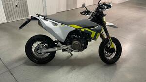 Husqvarna 701 Supermoto (2022) 
