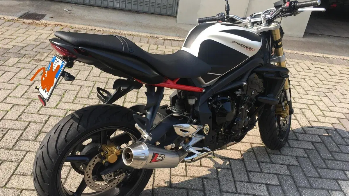 Triumph Street Triple (2007 - 12)  (2)