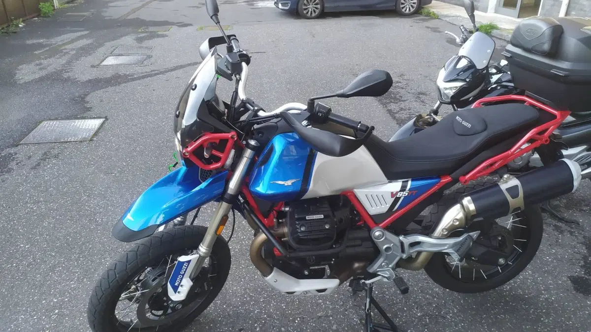 Moto Guzzi V85 TT (2021 - 23)  (4)