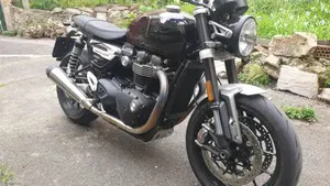 Triumph Speed Twin 1200 Stealth Edition (2024)  (2)
