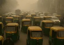 Il Paese più popoloso del mondo (e più inquinato) non ama le auto elettriche. Perché?