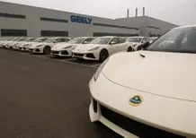 Geely è nei guai per colpa di Lotus, Polestar, Lynk & Co: cosa sta succedendo al brand cinese?