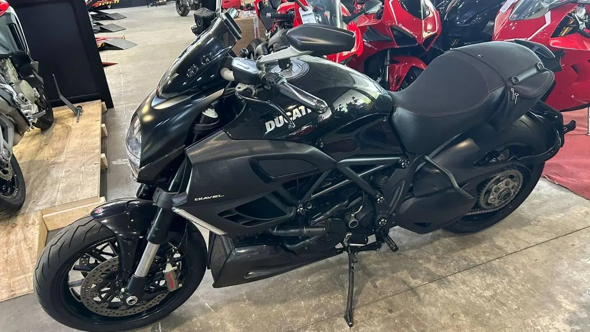 Ducati Diavel 1200 Dark (2012 - 13)  (2)
