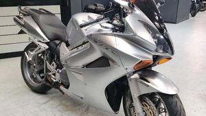 Honda VFR 800 (2002 - 05) 