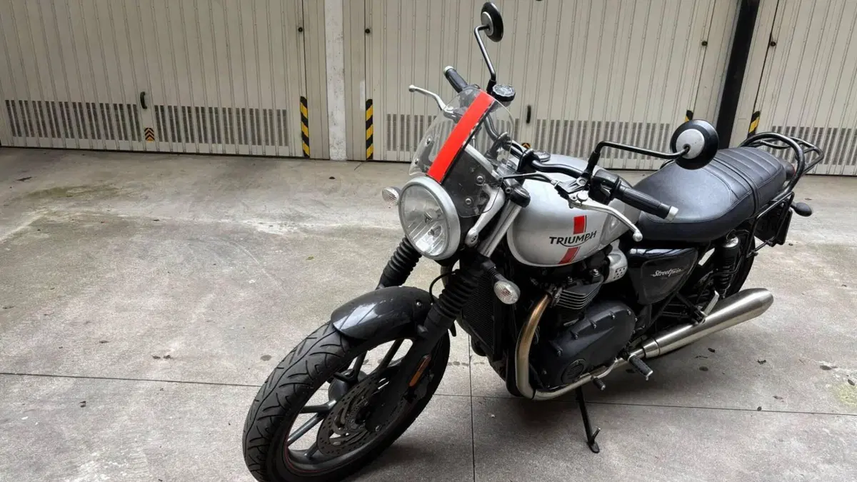 Triumph Street Twin 900 (2016)  (2)