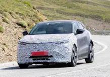 Renault Megane E-tech: aggiornamenti in arrivo, ma le vere novità saranno sotto la carrozzeria [Foto Spia]