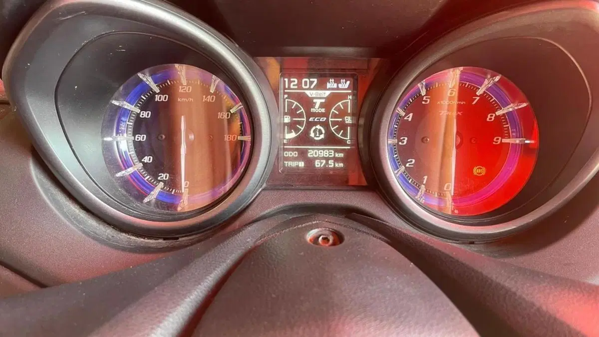 Yamaha T-Max 560 Tech Max (2021)  (5)