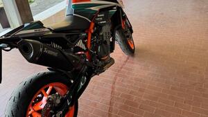 KTM 890 Duke R (2021) 