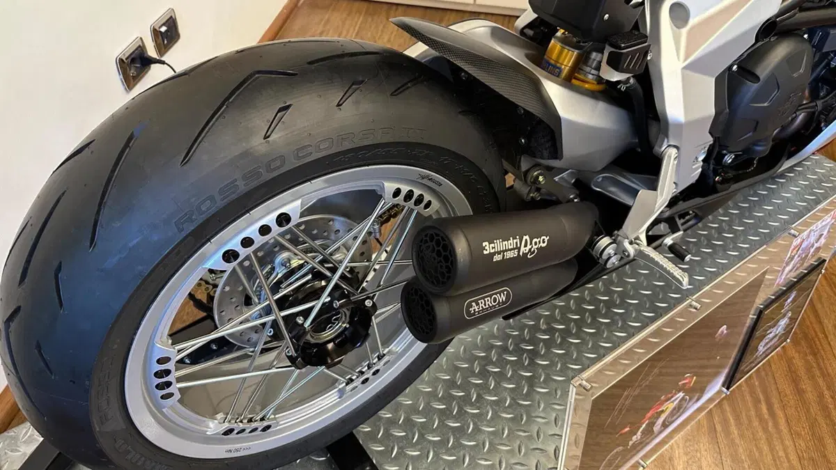 MV Agusta Superveloce 800 Ago (2021 - 23)  (2)