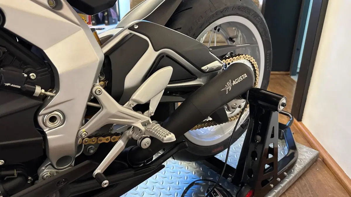MV Agusta Superveloce 800 Ago (2021 - 23)  (9)
