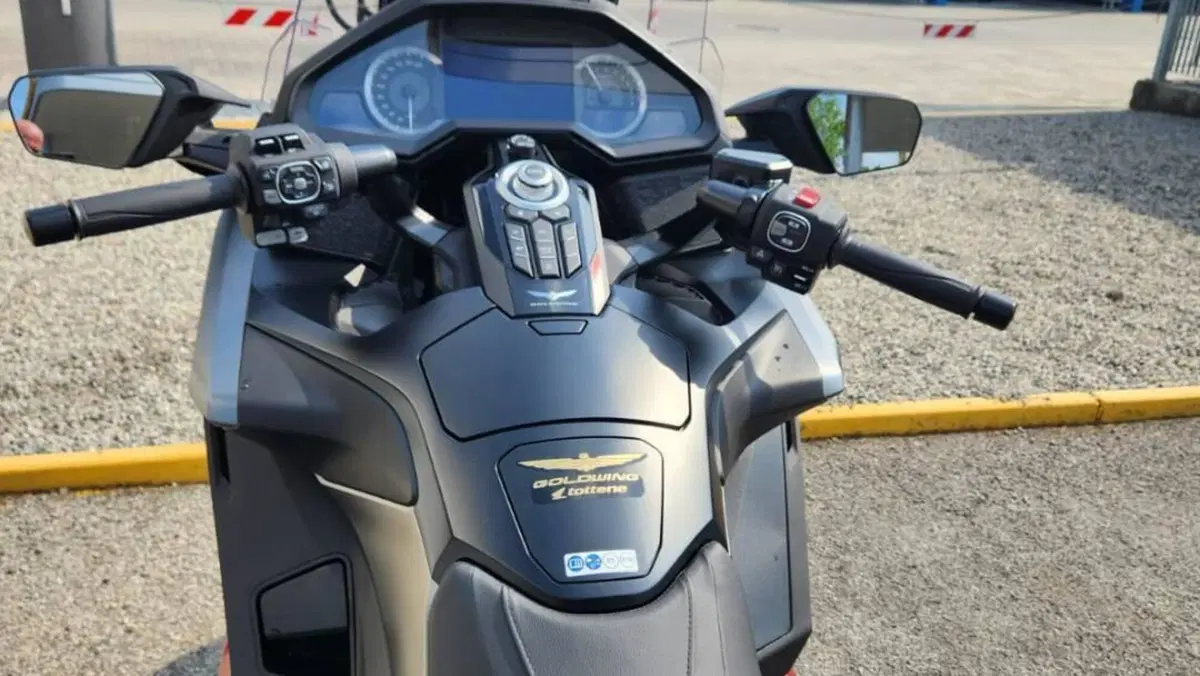 Honda GL 1800 Gold Wing Tour DCT & Airbag (2022 - 24)  (3)
