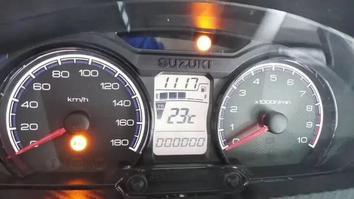 Suzuki Burgman 400 (2025 - 26)  (12)