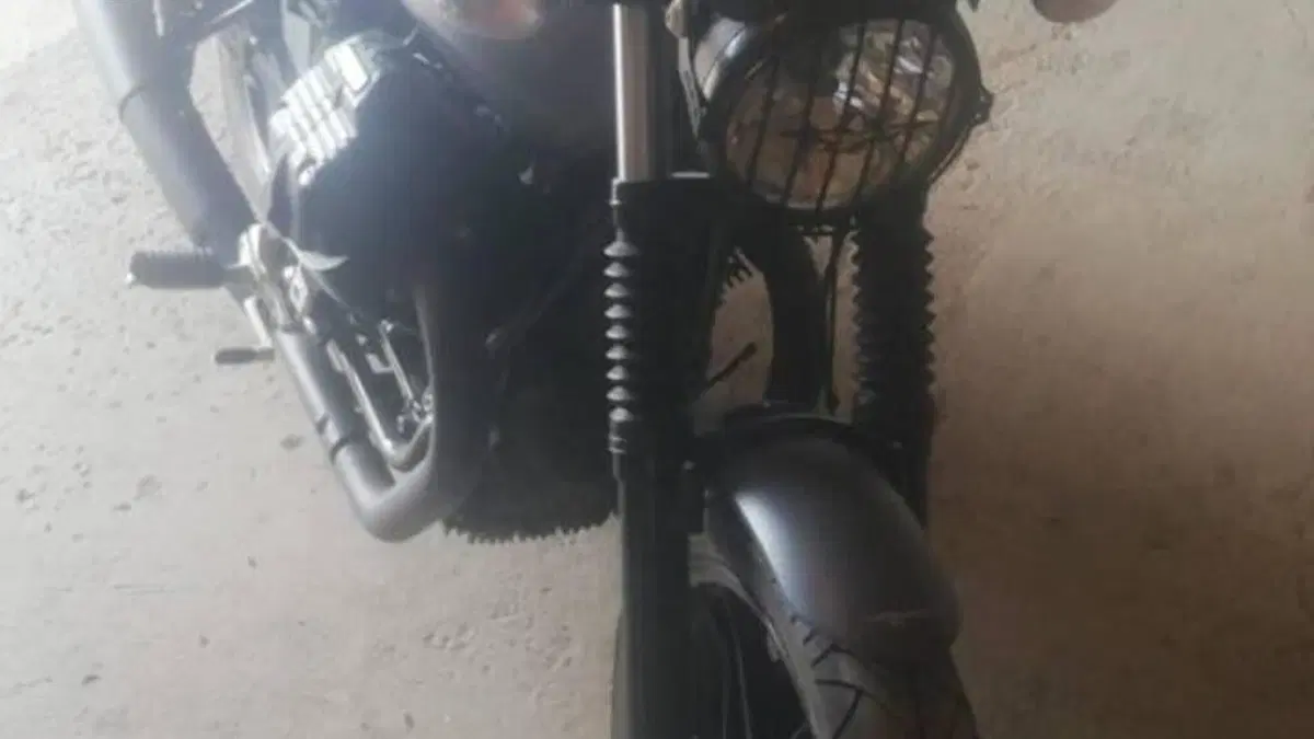 Moto Guzzi V7 III Stone (2017 - 20)  (3)