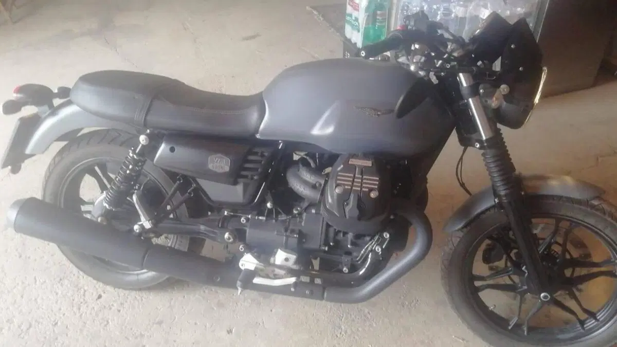 Moto Guzzi V7 III Stone (2017 - 20)  (4)