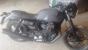 Moto Guzzi V7 III Stone (2017 - 20)  (4)