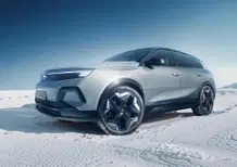 Opel Grandland AWD: arriva la prima elettrica integrale del marchio | Caratteristiche e prezzi
