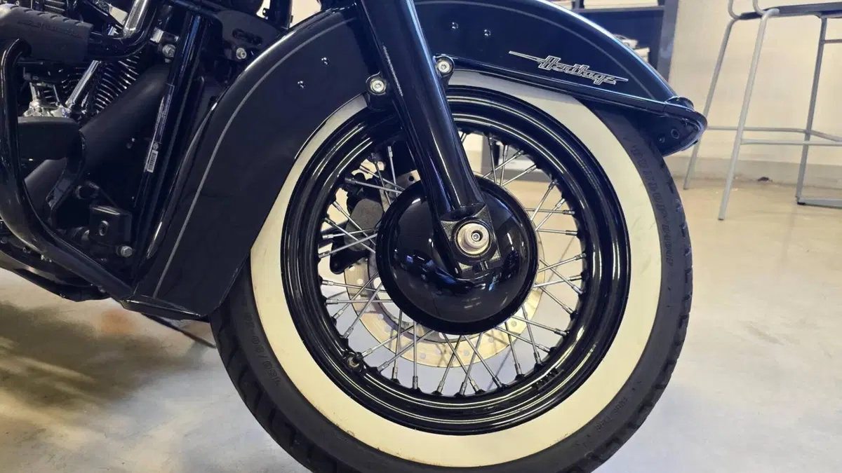 Harley-Davidson 114 Heritage Classic (2018 - 20) - FLHCS  (3)