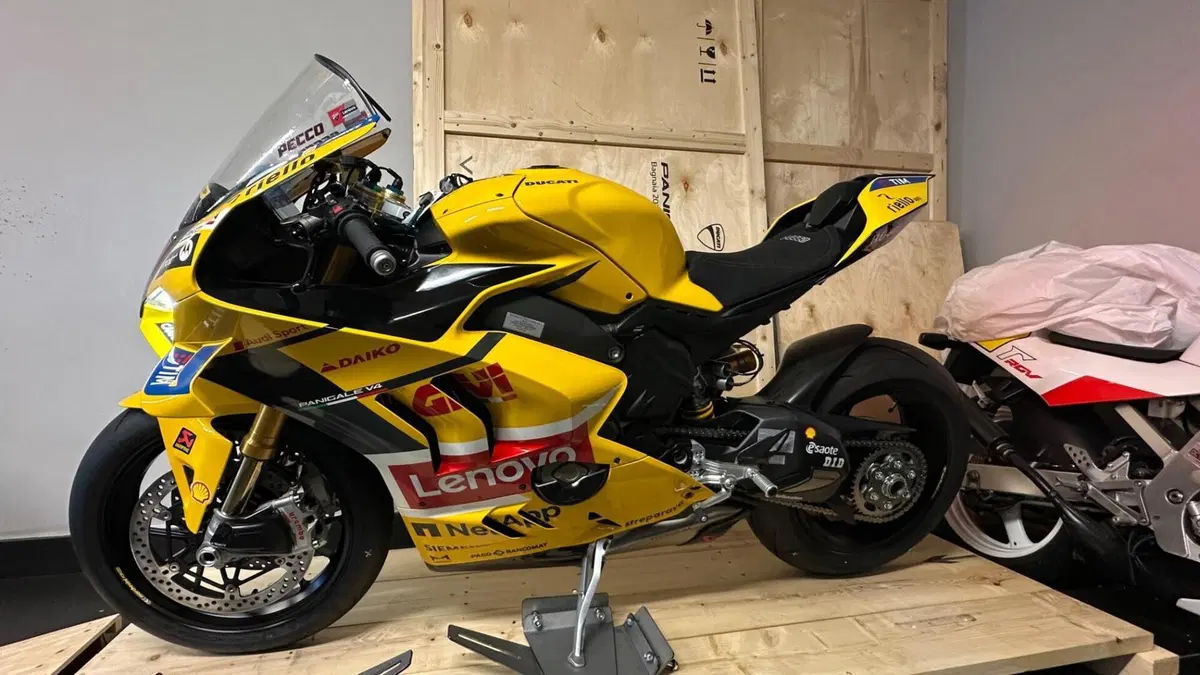 Ducati Panigale V4 Bagnaia 2023 World Champion Replica (2024)  (5)