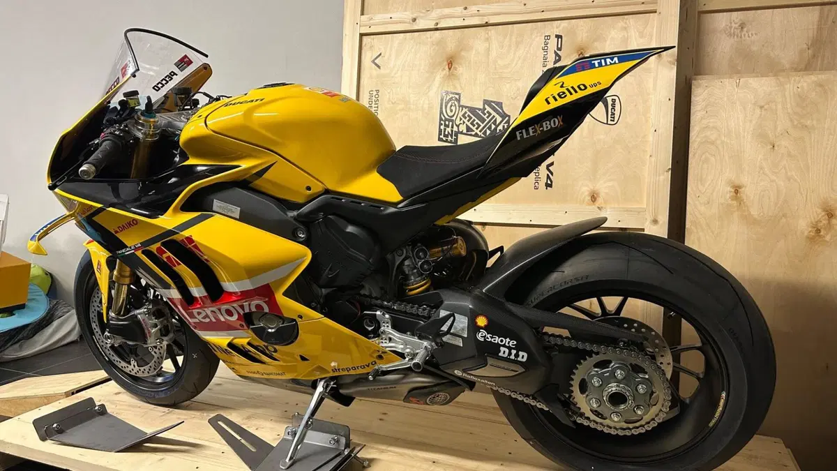 Ducati Panigale V4 Bagnaia 2023 World Champion Replica (2024)  (6)