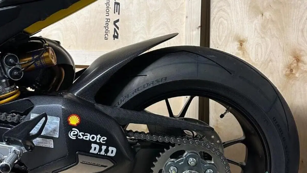 Ducati Panigale V4 Bagnaia 2023 World Champion Replica (2024)  (7)