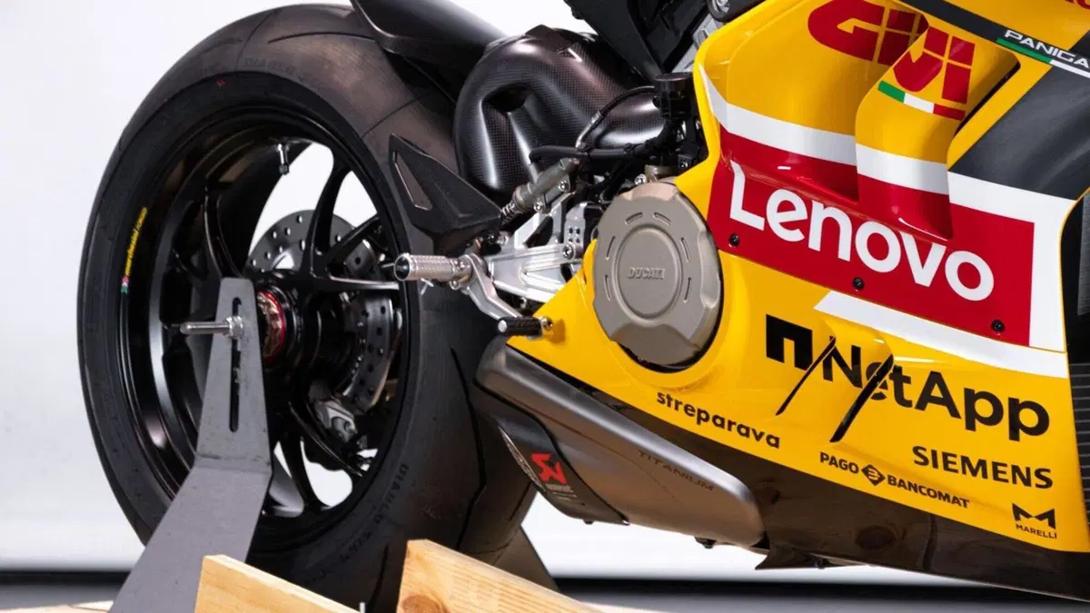 Ducati Panigale V4 Bagnaia 2023 World Champion Replica (2024)  (15)