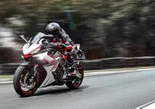 ZT703-RR: la prima tre cilindri sportiva di Zontes arriva nei concessionari