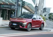 Hyundai Kona, arriva il nuovo Model Year 2026: più potente e più efficiente, ma il prezzo non cambia