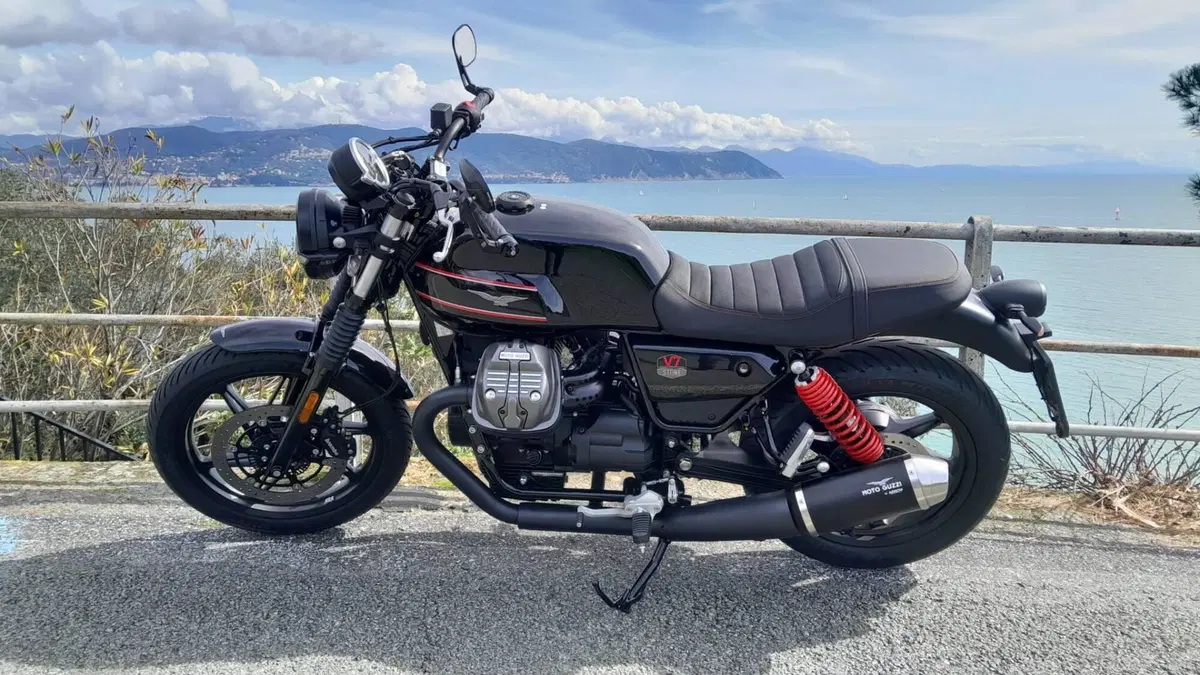 Moto Guzzi V7 Stone Special Edition (2022 - 25)  (2)