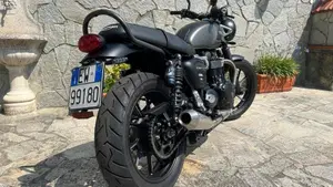 Triumph Street Twin 900 (2021 - 22)  (2)