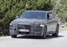 BMW Serie 7 e i7: in arrivo un restyling profondo per il 2026 [Foto Spia]
