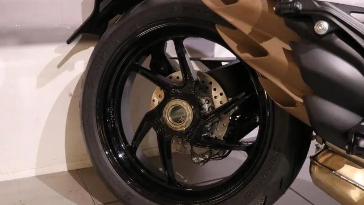 MV Agusta Brutale 800 Rosso (2021 - 23)  (4)