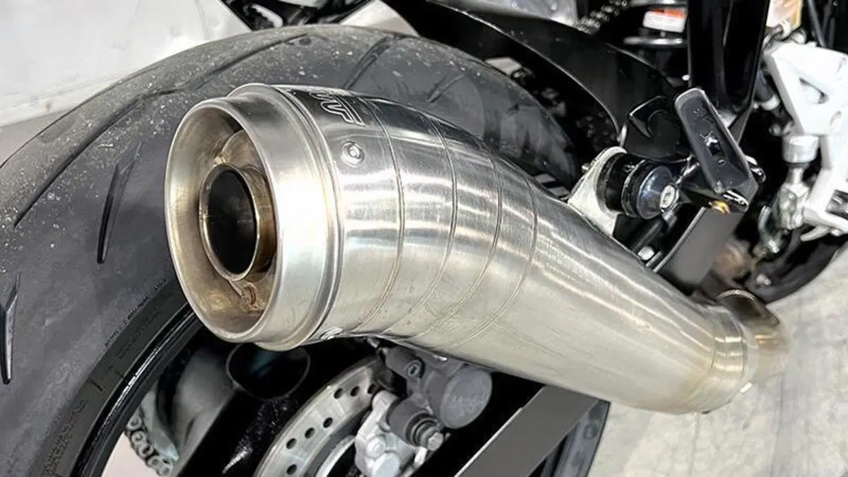 Suzuki GSR 750 (2010 - 15)  (3)