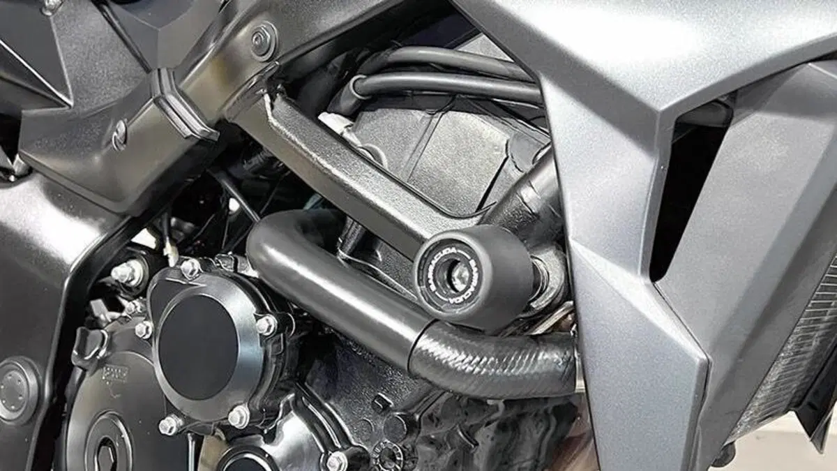 Suzuki GSR 750 (2010 - 15)  (4)