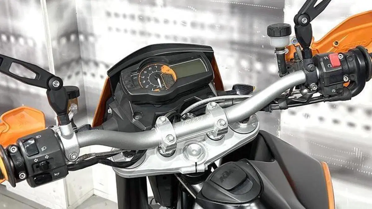KTM 690 Supermoto  (5)