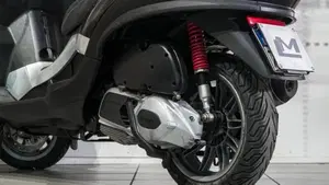 Piaggio MP3 300 (2010 - 11)  (4)