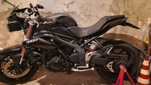 Triumph Speed Triple 1050 (2011 - 13)  (2)
