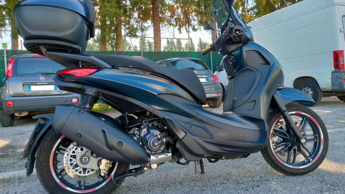 Piaggio Beverly 300 Hpe (2021)  (2)