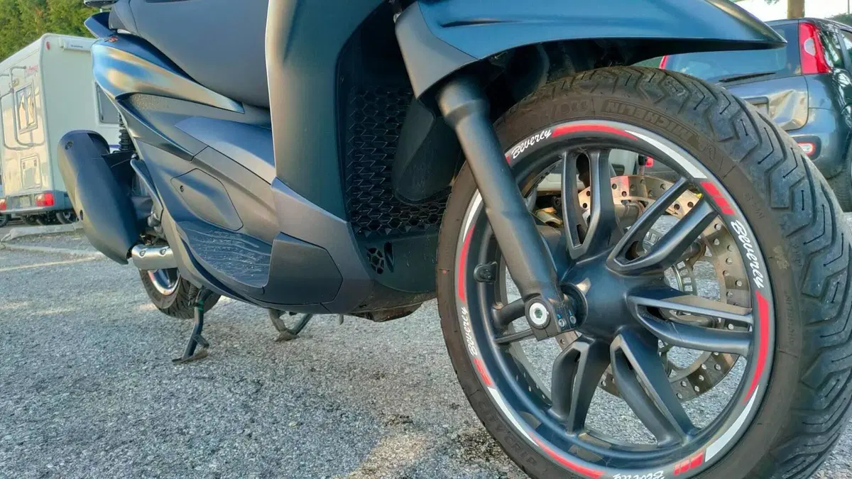 Piaggio Beverly 300 Hpe (2021)  (4)