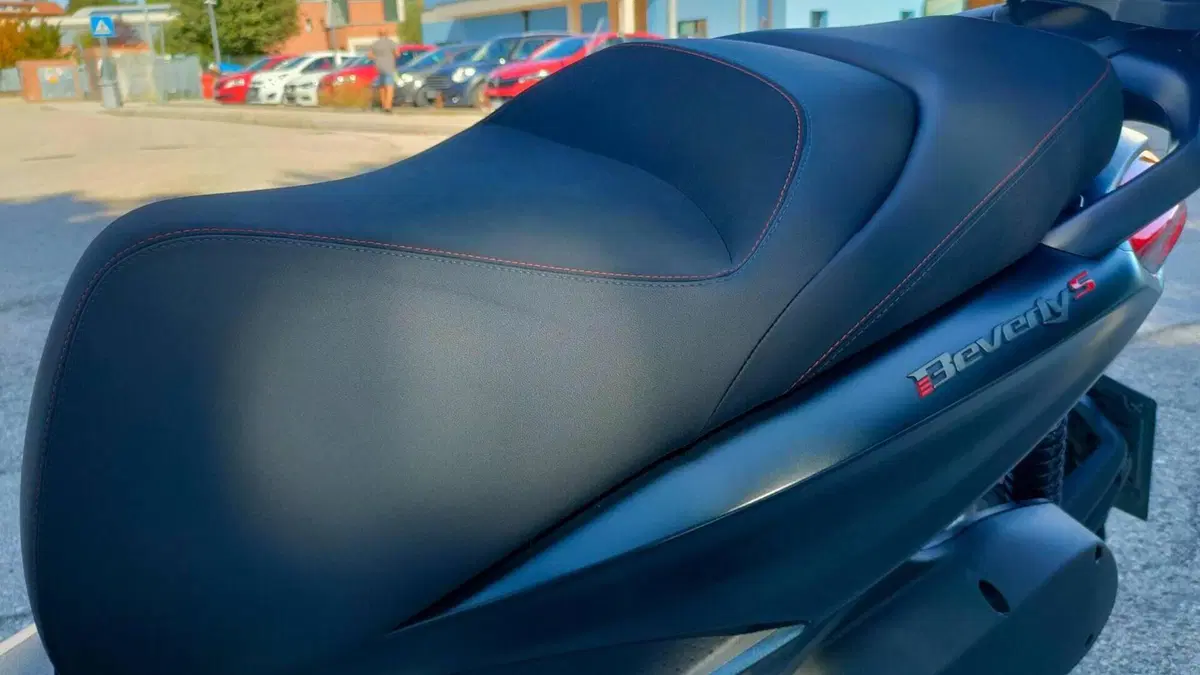 Piaggio Beverly 300 Hpe (2021)  (6)