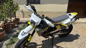Husqvarna 701 Supermoto (2022) 