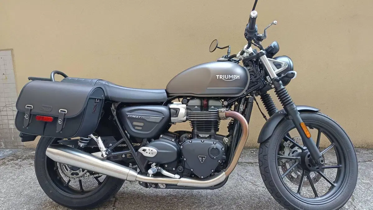Triumph Street Twin 900 (2021 - 22)  (2)