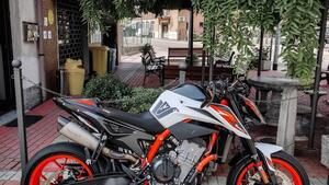 KTM 890 Duke R (2021) 