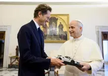 John Elkann in Vaticano: regala una Ferrari al Papa Leone XIV