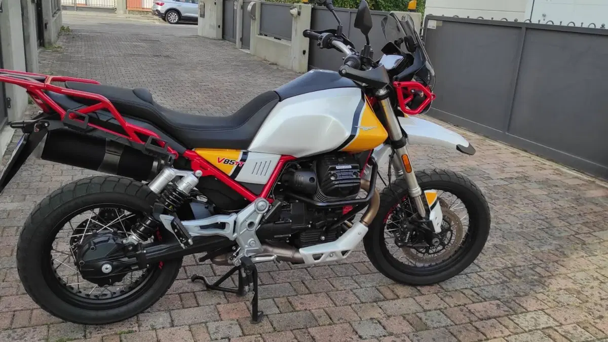 Moto Guzzi V85 TT Evocative Graphics (2019 - 20) 