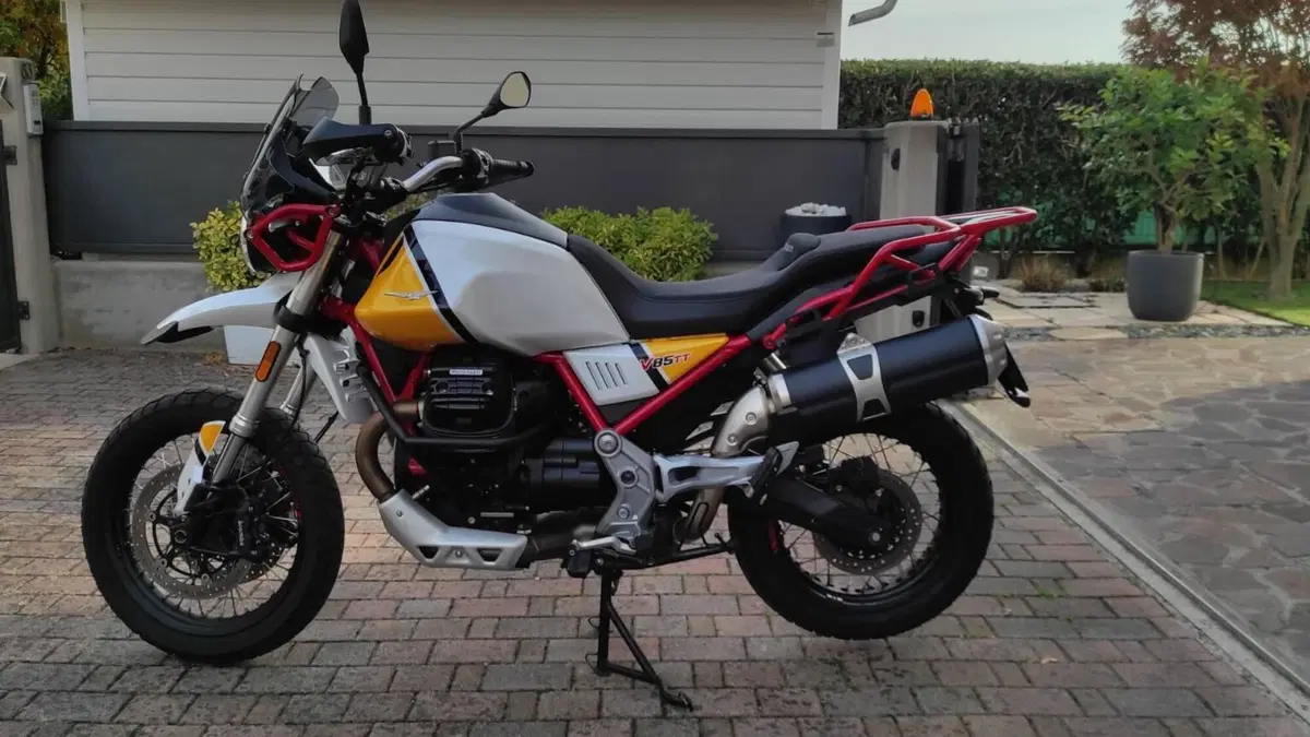 Moto Guzzi V85 TT Evocative Graphics (2019 - 20)  (4)