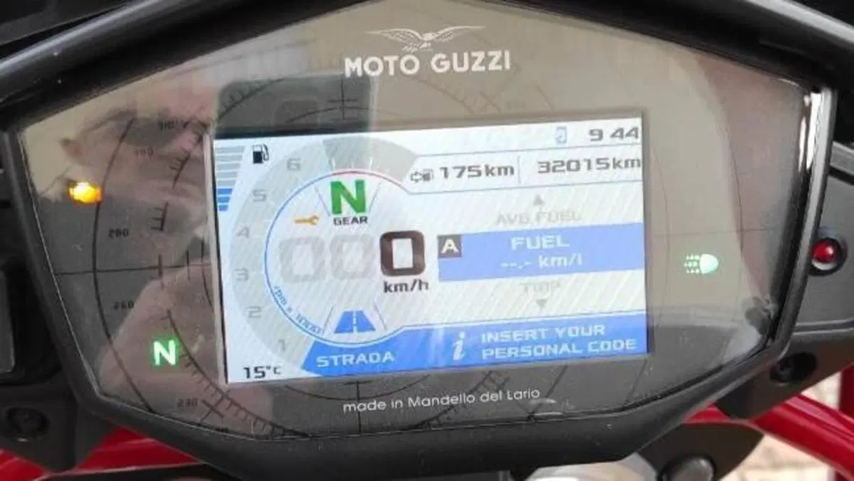 Moto Guzzi V85 TT Evocative Graphics (2019 - 20)  (7)