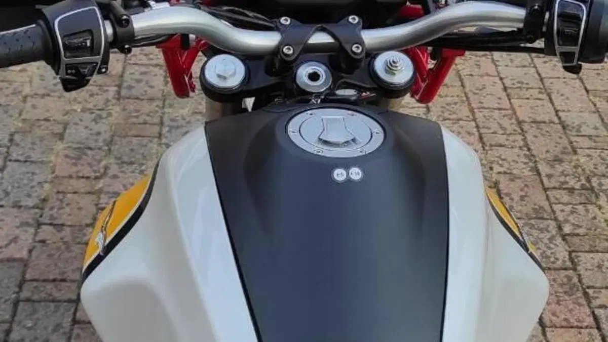 Moto Guzzi V85 TT Evocative Graphics (2019 - 20)  (6)