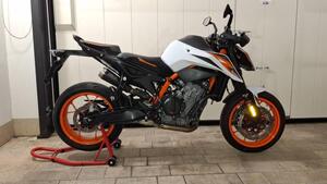 KTM 890 Duke R (2021) 